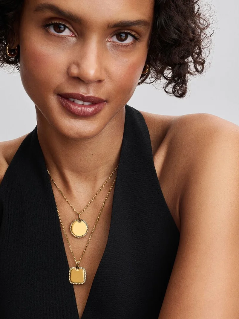 Elegant hängsmycke från Pandora med 14 karat guldplätering och gnistrande stenar. Låt detta Rund Glittrande Bricka Hängsmycke Guld bli en del av din signaturstil för extra glamour och lyxig touch.