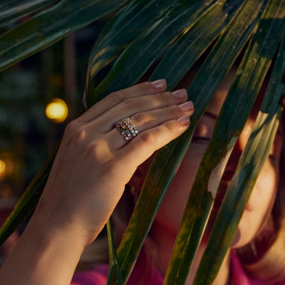 eleganter Ring aus 18 Karat vergoldetem Silber mit funkelnden Zirkonia-Steinen.