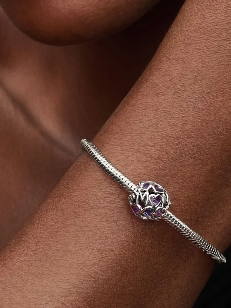 Mamma Lila Hjärtan Öppen Berlock. Transparenta lavendelfärgade emaljhjärtan med sterlingsilverkanter