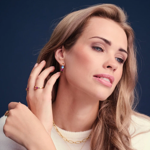 Ellisse Creolo Örhängen Mix Guld från Sif Jakobs i 18K guldpläterat silver med gnistrande cubic zirconia-stenar.