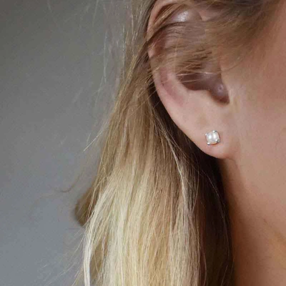 Petite Pearl Studs - Drakenberg/Sjölin - Suuri valikoima & ilmainen lahjapaketointi - Nordicspectra.fi