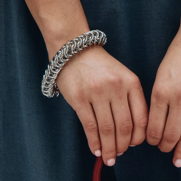 slingrar sig runt handleden. Längd: 16-18 cm