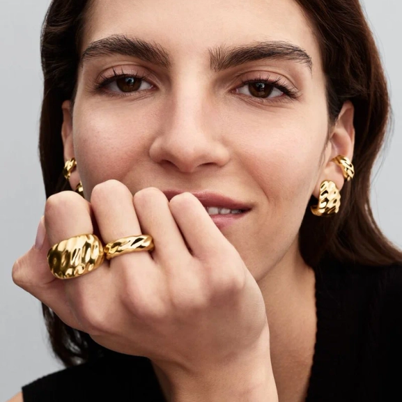 Räfflad Statementring Guld från Pandora Essence - Skapa en fashionabel aura med denna smyckesdetalj som utstrålar elegans och personlighet.