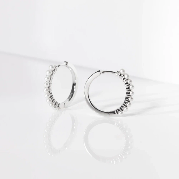 Ellera Perla Grande Örhängen i silver med eleganta sötvattenpärlor från Sif Jakobs Ellera-kollektion.