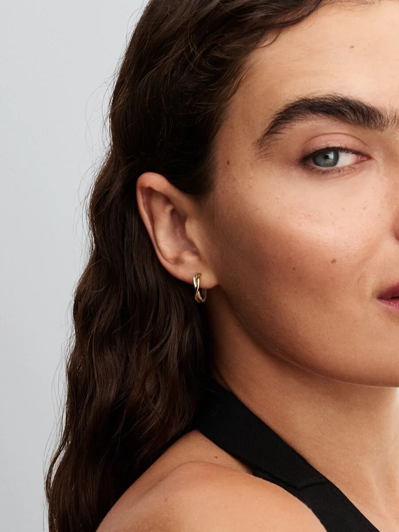 Organiskt Formade Hoops Silver & Guld från Pandora Essence - Justerbara hoops i sterlingsilver och 14 karat guld med lekfull design i två färger. Skapa en djärv och originell stil med dessa vackra örhängen.