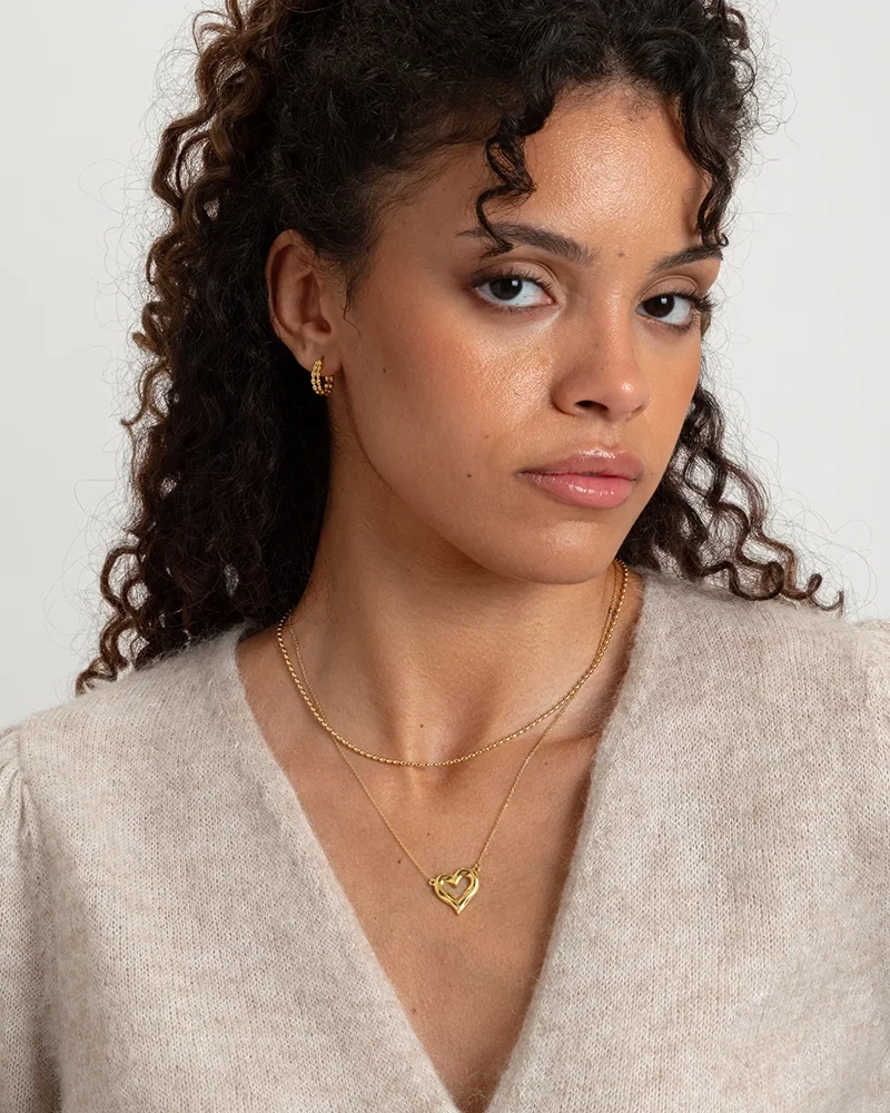 Syster P Puff Heart Necklace Gold med nätt ovalkedja och chunky hjärtberlock i 18K guldpläterat återvunnet silver