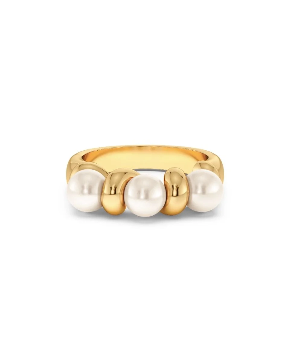 Ring i 14K guldpläterat stål med tvinnad design och tre skimrande pärlemorpärlor från Edblad Margot-kollektionen.