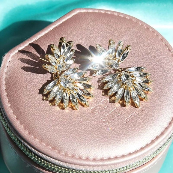 Mini Cina Earrings Gold Crystal - Caroline Svedbom - Snabb frakt & paketinslagning - Nordicspectra.se