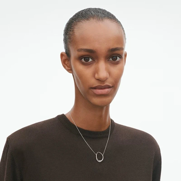 Offspring Hängsmycke Mellan i silver med två sammanlänkade former och polerad yta från Georg Jensen.