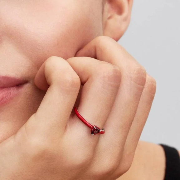 jossa on punainen sydämenmuotoinen kivi sterlinghopeasta