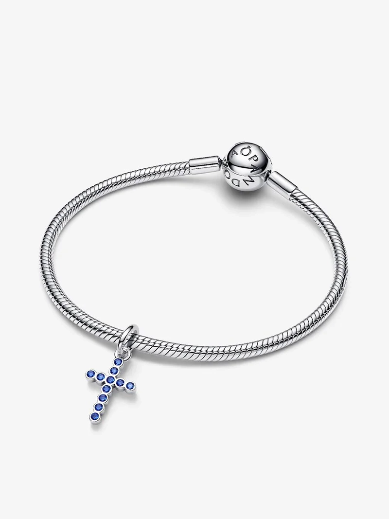 Blått kors hängberlock med glittrande konstgjorda kristaller i sterlingsilver från Pandora Moments. Skapar en elegant och stilfull look