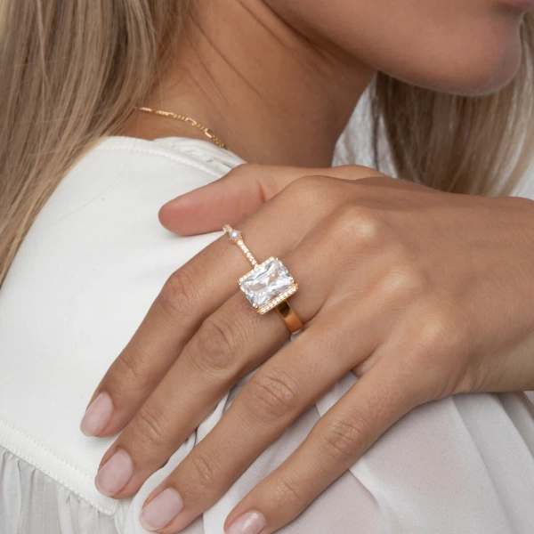 elegant och smal design med gnistrande cubic zirconia