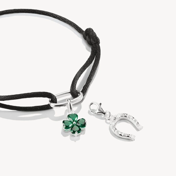 CC Connect Grönt Fyrklöver: Elegant fyrklöver-berlock i silver med hjärtformade smaragdgröna stenar från Thomas Sabo.