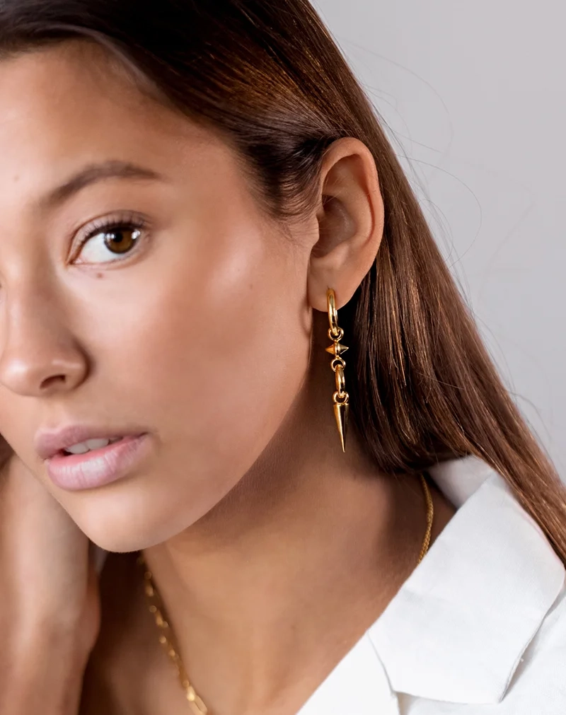 Juno Long Single Earring Gold - Syster P - Snabb leverans & Gratis paketinslagning - Nordic Spectra