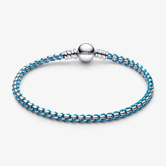 Flätat armband med turkos detalj i högkvalitativt sterlingsilver från Pandora. En unik design som kompletterar din personliga stil med elegans och stil.