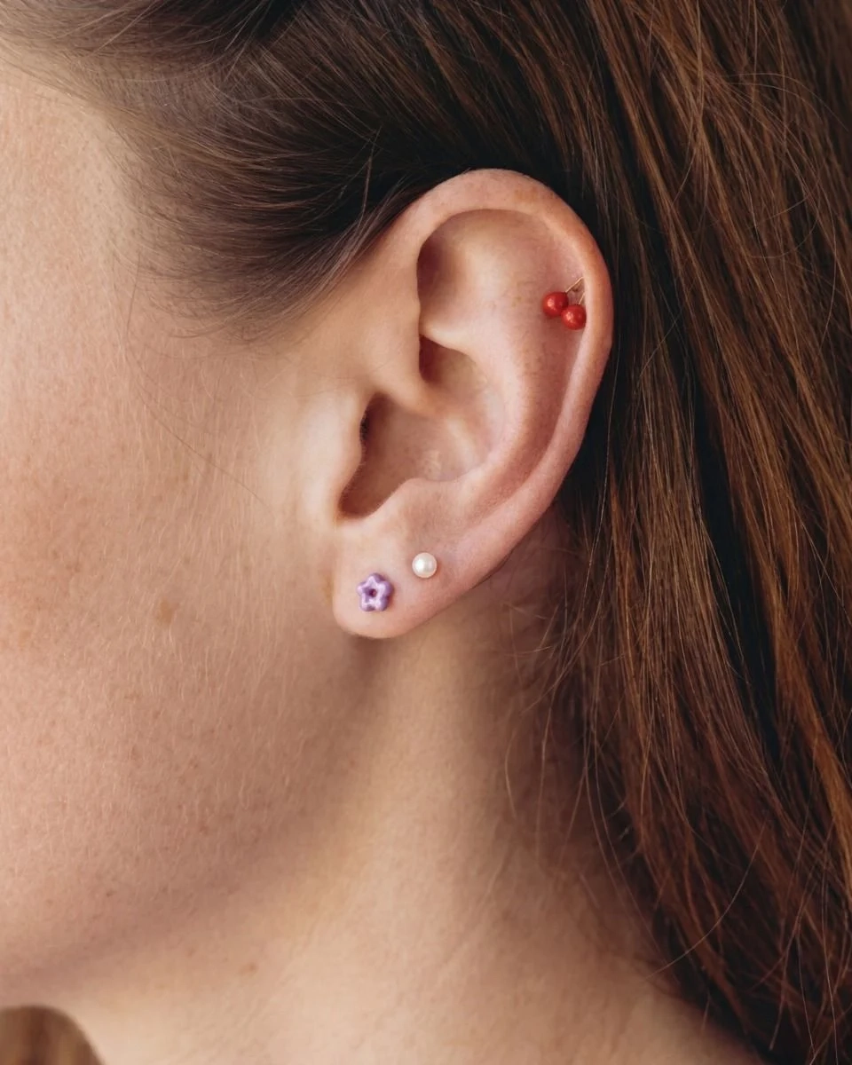 Enkel öronstud i 14K guldpläterat stål med en rund pärlemorpärla från Edblad