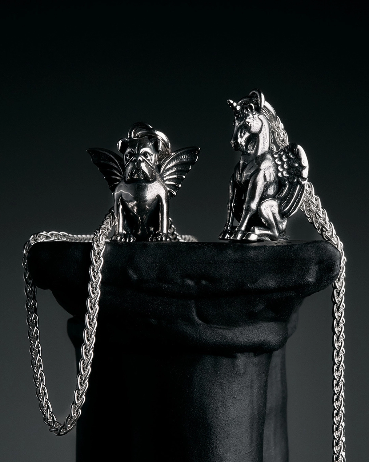 The Guardian of Dreams Necklace i silver med gargoyle-hänge
