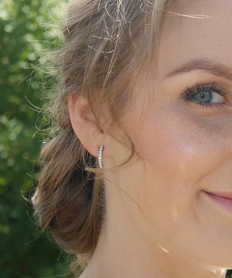 böjd silhuett med klara cubic zirconia-kristaller