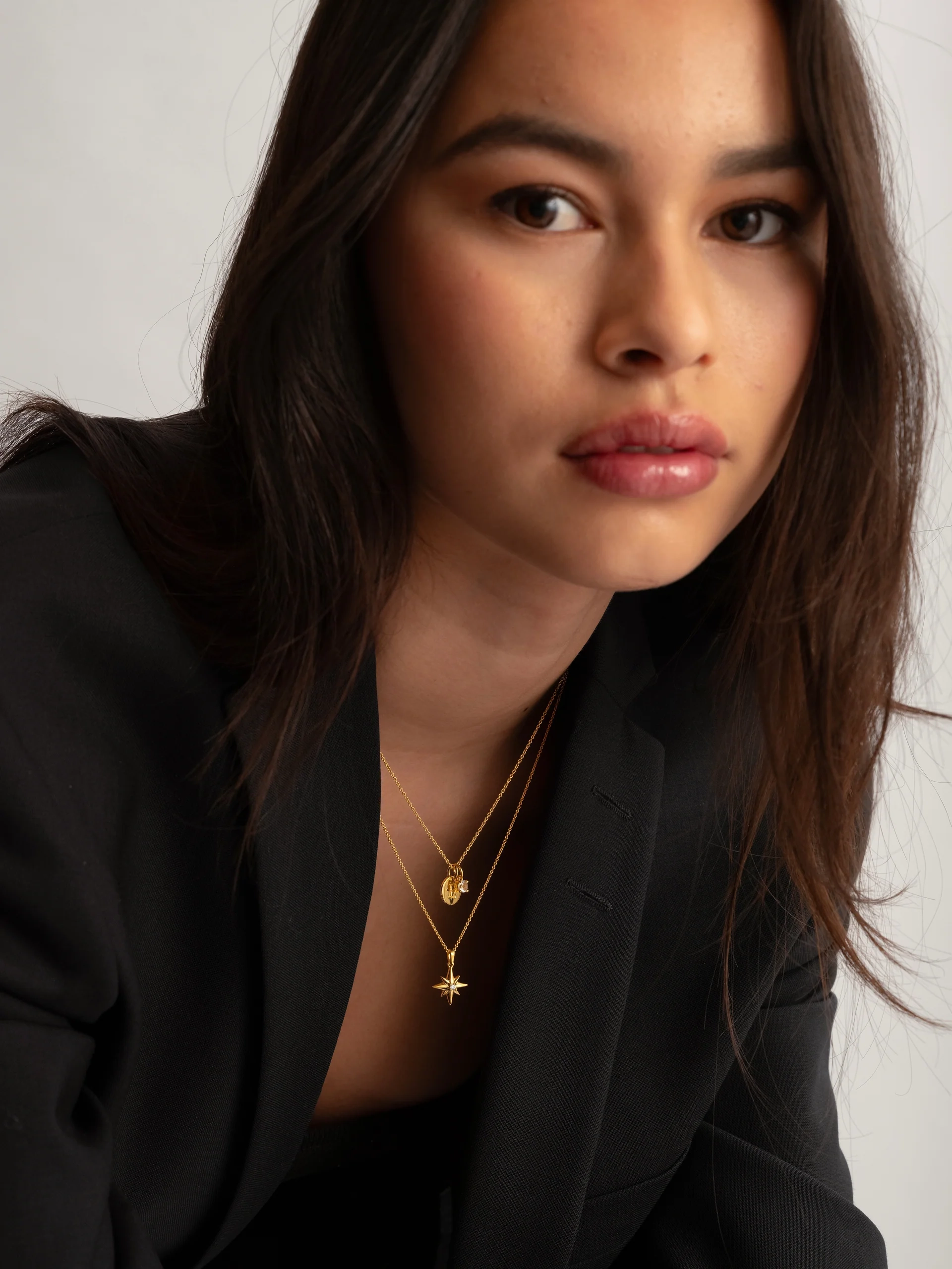 North Star Big Necklace Gold med bergskristall och stjärndekoration på en 18K guldpläterad silverkedja