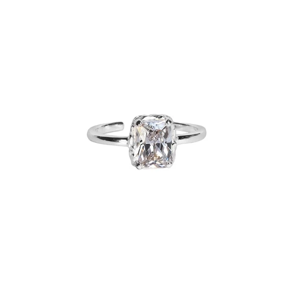 Queen Ring S White Silver – elegant justerbar silverring med vit cubic zirconia-dekoration från Emma Israelsson.
