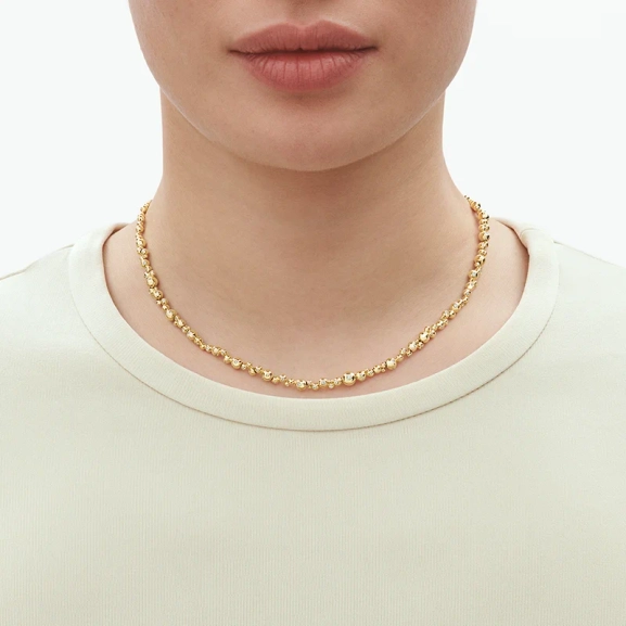 SS25_ECOM_ON-MODEL_MOONLIGHT GRAPES_SLIM_NECKLACE_20001420_Close-ups