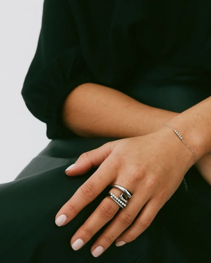 Elegant ring i polerat stål med åtta gnistrande cubic zirconia-stenar