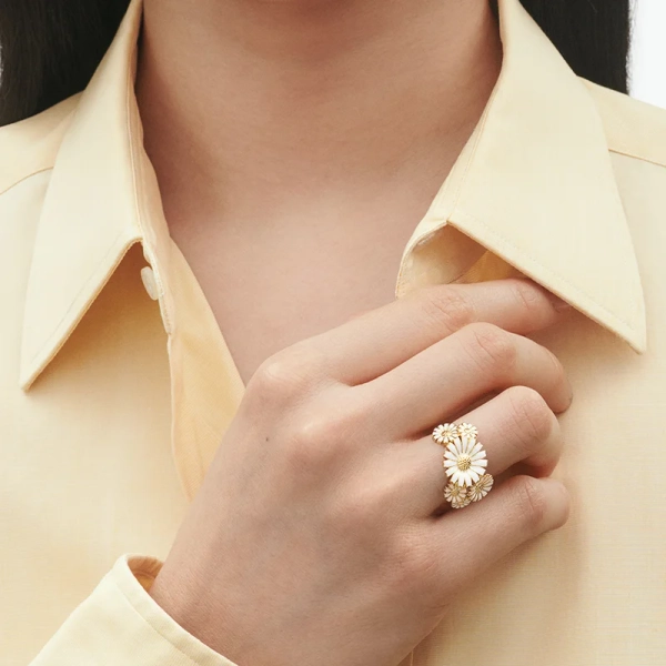 SS25_ECOM_ON-MODEL_DAISY_LAYERED_RING_20001672_Close-ups