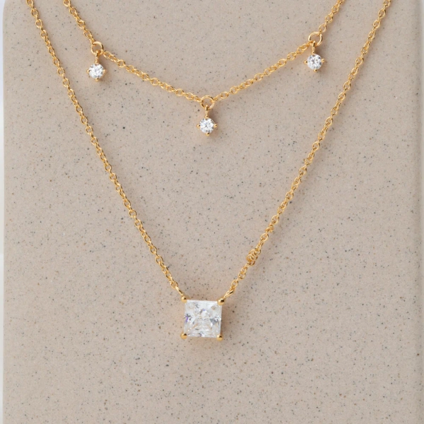 elegant 18K guldpläterat silver med gnistrande cubic zirconia-sten.