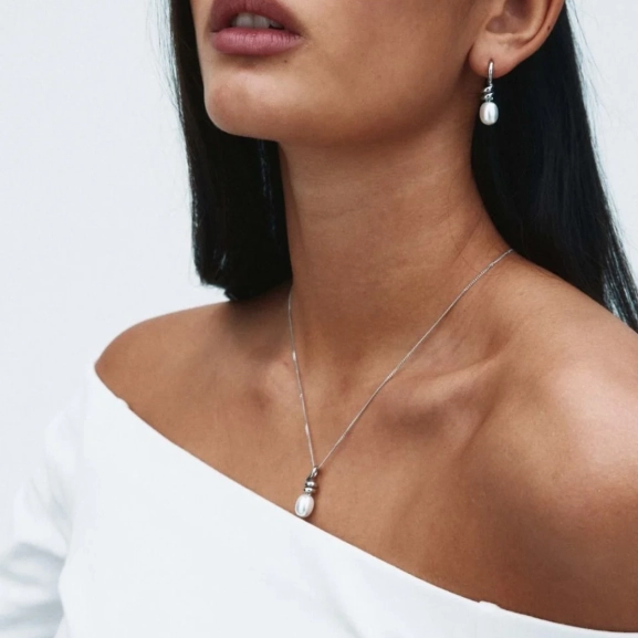 Swivel presentset med halsband och örhängen i blankt stål och droppformade pärlemorpärlor