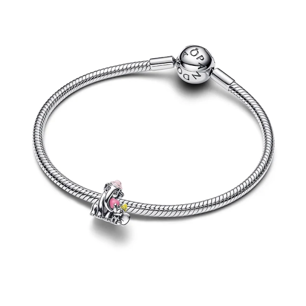 Dumbo-berlock i äkta silver som skildrar moderkärlek med färgglada hattar och ett hjärta. Mrs Jumbos budskap: "Du är så värdefull för mig." Disney x Pandora kollektionen.