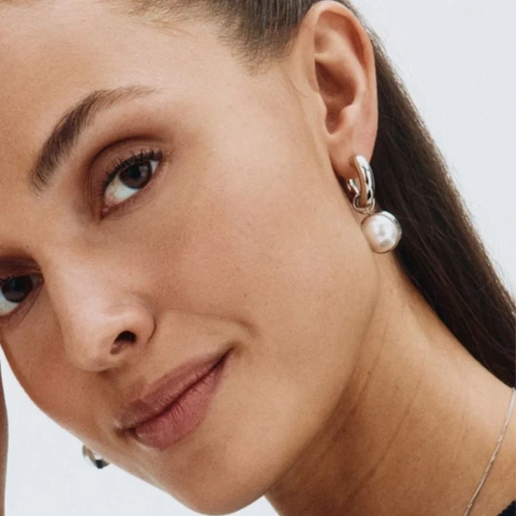 Silverfärgade Gabrielle Hoops-örhängen från Edblad i rostfritt stål