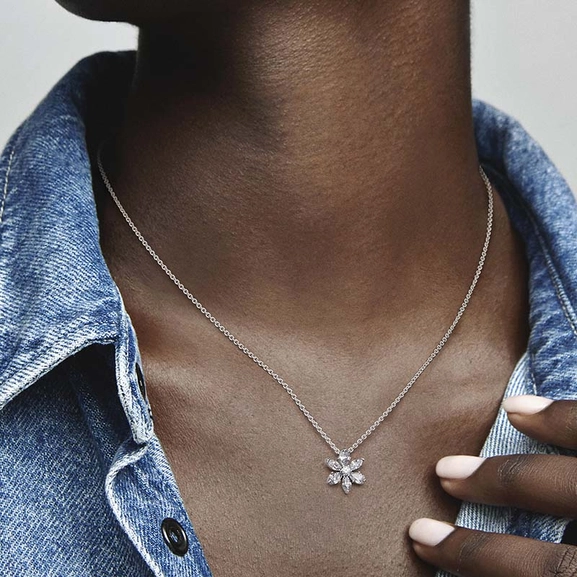 Sparkling Herbarium Cluster Pendant Necklace - PANDORA - Snabb frakt & paketinslagning - Nordicspectra.se