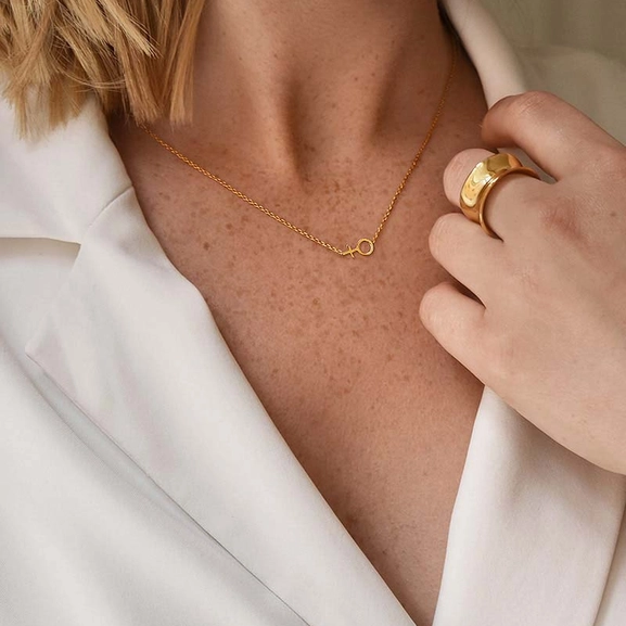 Women Unite Small Necklace Gold - Drakenberg Sjölin Halsband - Snabb frakt & paketinslagning - Nordicspectra.se
