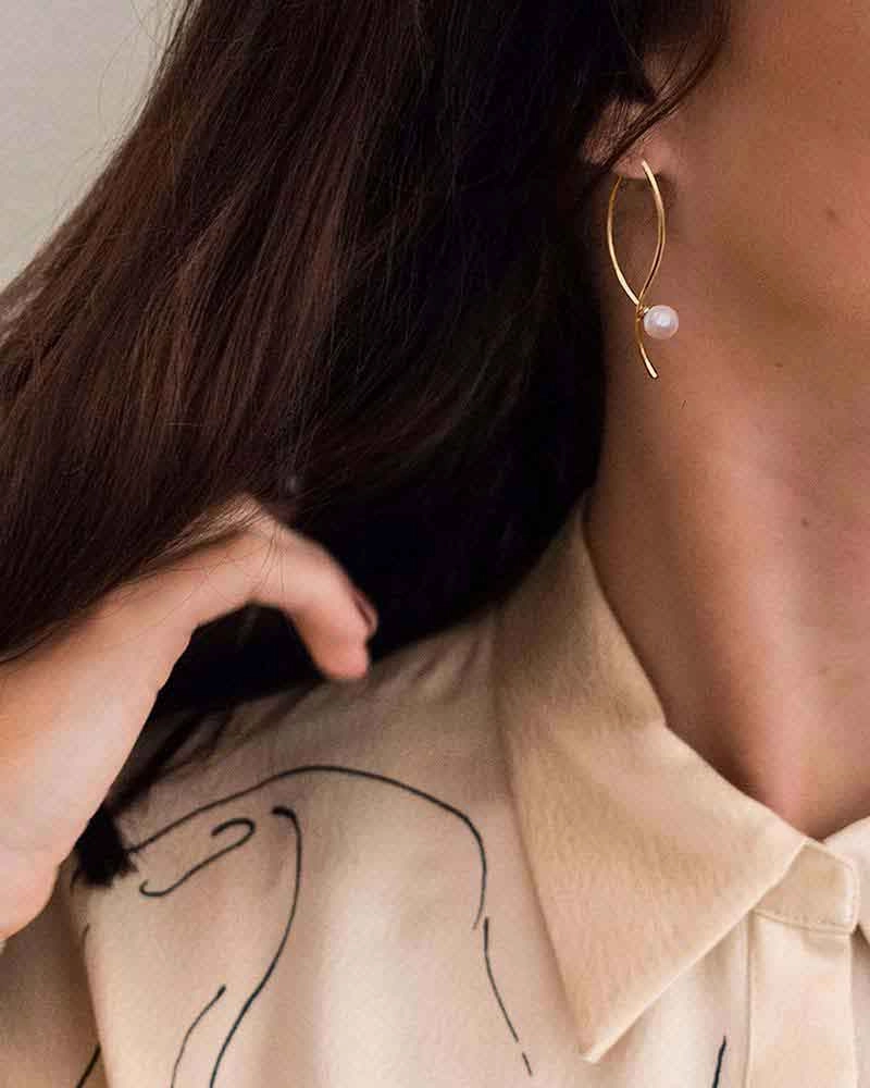 Le Pearl Earrings Gold - Drakenberg Sjölin Örhängen - Snabb frakt & paketinslagning - Nordicspectra.se