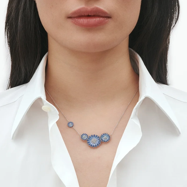 SS25_ECOM_ON-MODEL_DAISY_FLOWER_NECKLACE_20001739_Close-ups