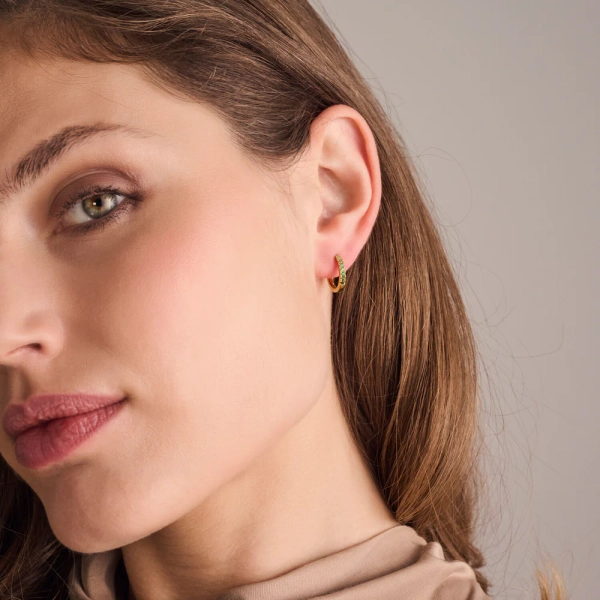 elegante kleine Ohrringe aus 18 Karat vergoldetem Silber mit funkelnden Zirkonia.