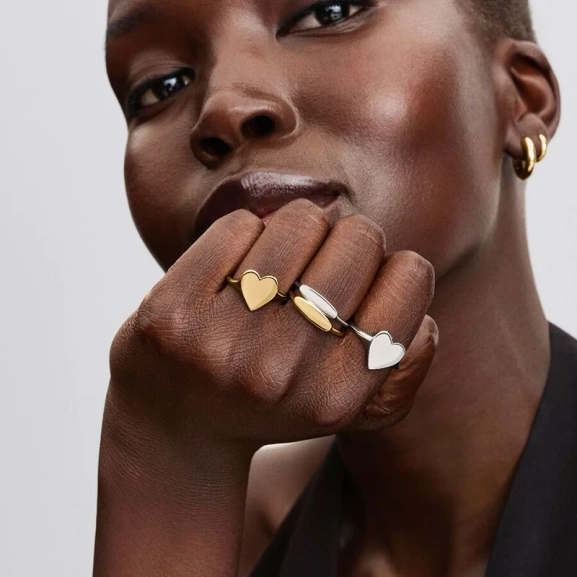 Vit Hjärtformad Sten Ring Guld från Pandora ME. En symbol för kärlek och gemenskap med strålande hjärtformad sten omgiven av skimrande emalj. Perfekt för att uttrycka dina innersta känslor.