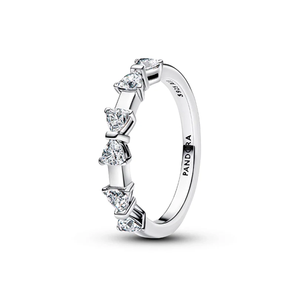 Ring med tre glittrande rosetter smyckade med cubic zirconia stenar på silverfäste från Pandora Timeless kollektionen.