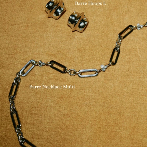 inspirerat av balettens elegans. Längd 42 cm.