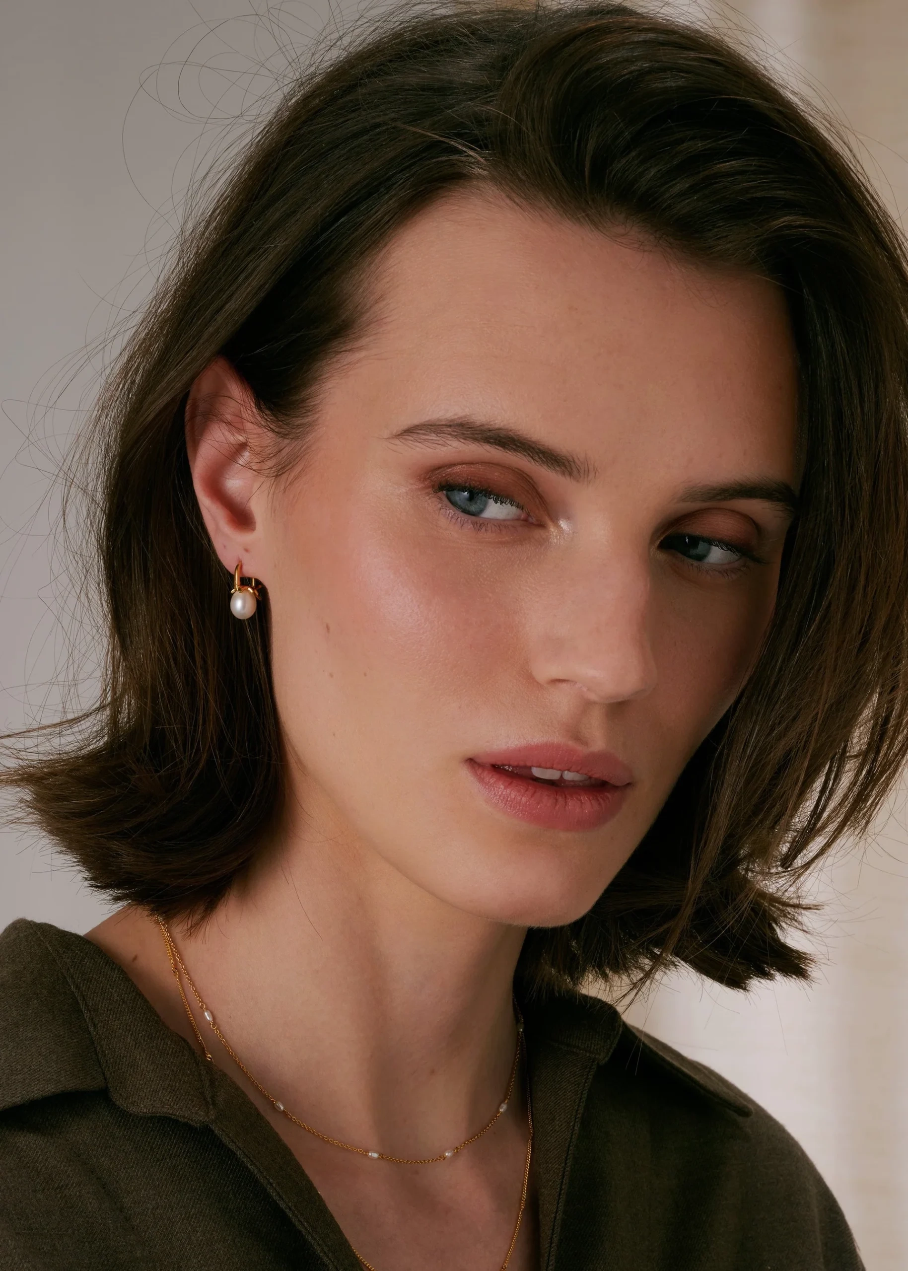 Florentina Pearl Earrings Gold  eleganta örhängen med droppformade sötvattenspärlor i 18K guldpläterat silver från Syster P.
