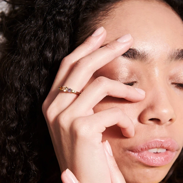 tyylikäs sormus 18K kullattua hopeaa kimaltelevilla kuutiometreillä zirkoniumkivillä.