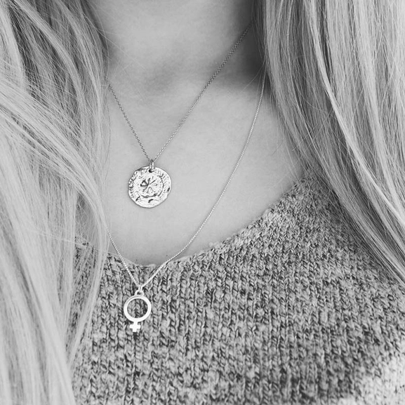 Letter Venus Big Necklace Silver -CU Jewellery - Snabb frakt & paketinslagning - Nordicspectra.se