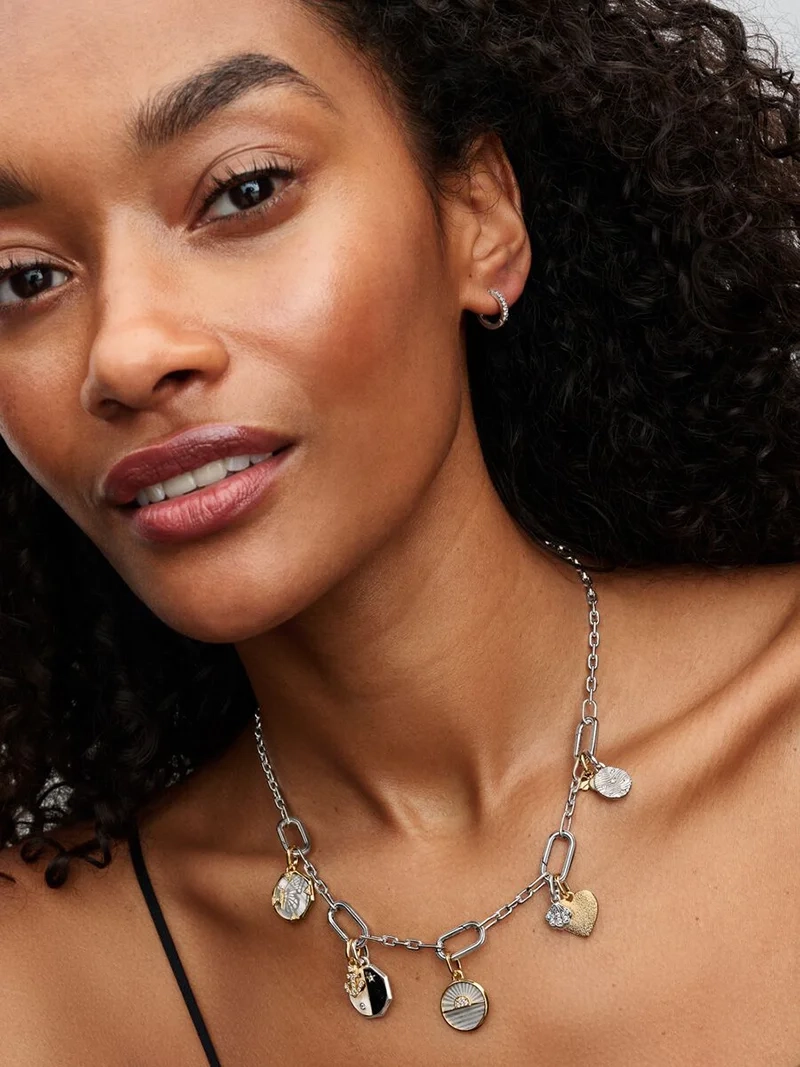 Elegant halsband med fem länkar i äkta silver från Pandora ME kollektionen. Skapa din unika stil med upp till 2 charmiga hängberlocker eller 8 minihängberlocker. Låt din kreativitet flöda!