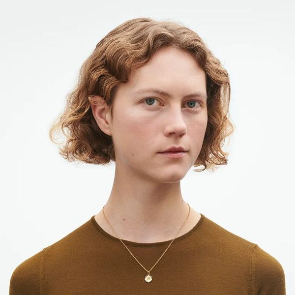AW25_ECOM_ON-MODEL_DAISY_PENDANT_20001717