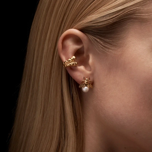 Bumblebee Pearl Ear Stud - Maria Nilsdotter - 1-2 dagars leverans - Nordic Spectra