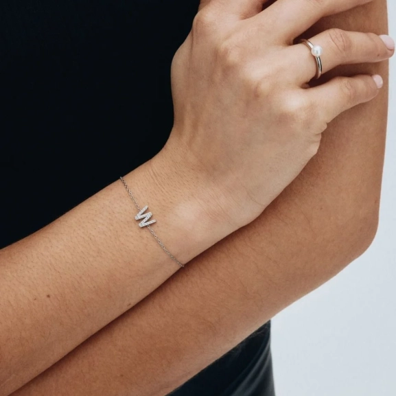 gnistrande cubic zirconia på ankarkedja