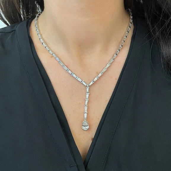5 carat droppformad diamant och taperade diamanter