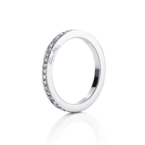 Stars & Signature Thin Ring Platinum från Efva Attling med 44 diamanter i kanalfattning på smal platinaskena.