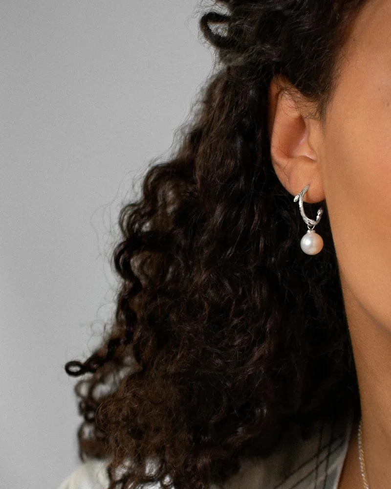 Branch Pearl Hoops - Drakenberg/Sjölin Örhängen- Snabb leverans & paketinslagning - Nordic Spectra