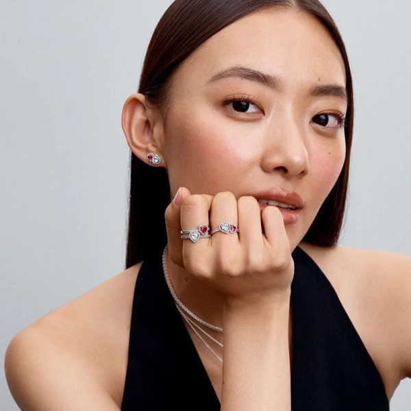 Ring med Hjärtan i sterlingsilver med klar zirkonia och klarröd kristall